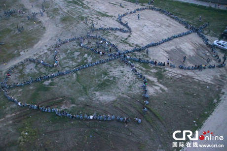 長(zhǎng)春近千人湊成巨大愛(ài)心向女同學(xué)求愛(ài) 長(zhǎng)春近千人湊成巨大愛(ài)心向女同學(xué)求愛(ài)