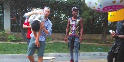 外籍男子當(dāng)街肩扛、腳踏醉漢