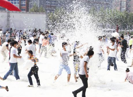 煙臺(tái)千人“枕頭大戰(zhàn)”迎中秋 煙臺(tái)千人“枕頭大戰(zhàn)”迎中秋