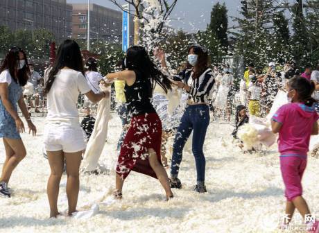 煙臺(tái)千人“枕頭大戰(zhàn)”迎中秋 煙臺(tái)千人“枕頭大戰(zhàn)”迎中秋