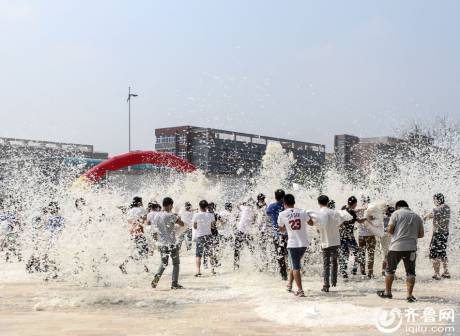 煙臺(tái)千人“枕頭大戰(zhàn)”迎中秋 煙臺(tái)千人“枕頭大戰(zhàn)”迎中秋