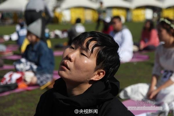 韓國舉辦“發(fā)呆大賽” 選手面僵齊放空 韓國舉辦“發(fā)呆大賽” 選手面僵齊放空