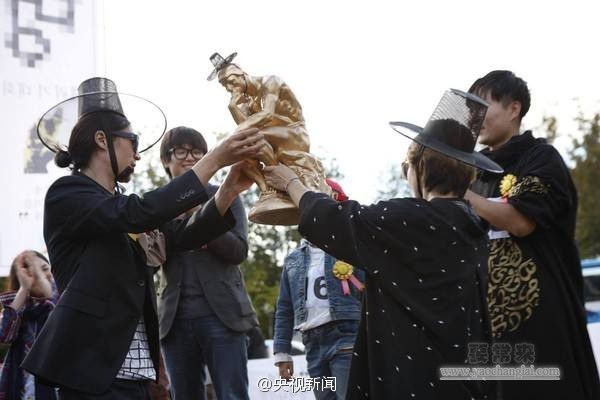 韓國舉辦“發(fā)呆大賽” 選手面僵齊放空 韓國舉辦“發(fā)呆大賽” 選手面僵齊放空