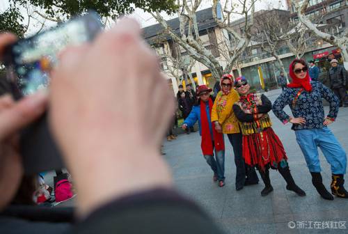杭州老年舞蹈隊(duì)“雷人”走秀 杭州老年舞蹈隊(duì)“雷人”走秀