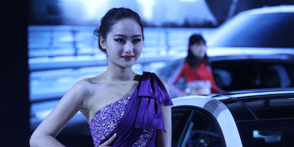 鄭州國(guó)際車展開(kāi)幕 嫩模走秀引圍觀 鄭州國(guó)際車展開(kāi)幕 嫩模走秀引圍觀