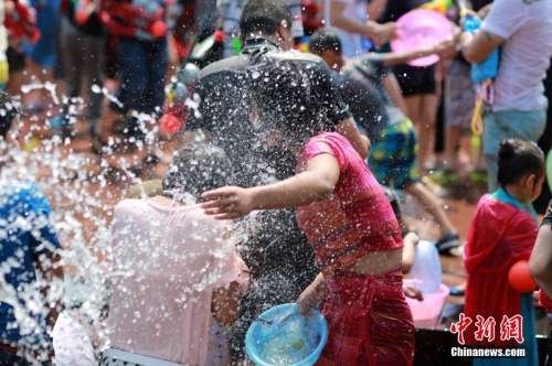 西雙版納萬人歡度潑水節(jié) 西雙版納萬人歡度潑水節(jié)