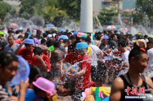西雙版納萬人歡度潑水節(jié) 西雙版納萬人歡度潑水節(jié)