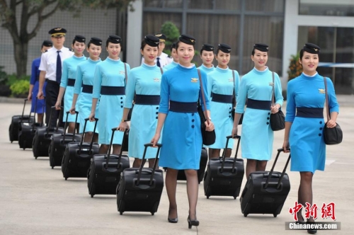 廈航空乘全面換裝 新制服凸顯國(guó)際范 廈航空乘全面換裝 新制服凸顯國(guó)際范
