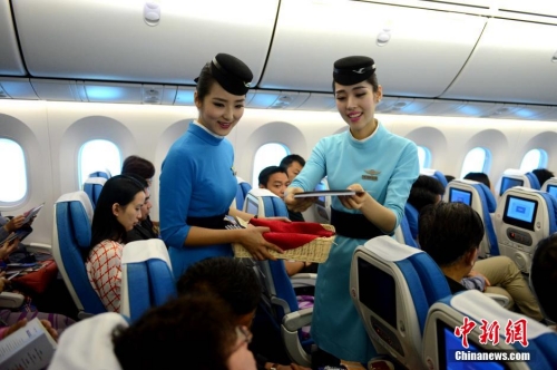 廈航空乘全面換裝 新制服凸顯國(guó)際范 廈航空乘全面換裝 新制服凸顯國(guó)際范