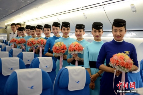廈航空乘全面換裝 新制服凸顯國(guó)際范 廈航空乘全面換裝 新制服凸顯國(guó)際范