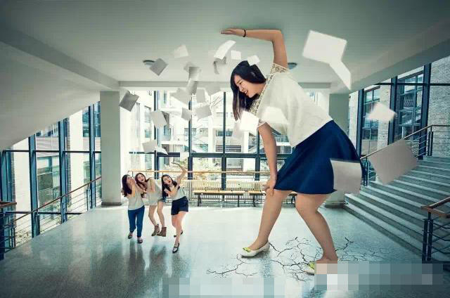 大學(xué)畢業(yè)爭(zhēng)拍創(chuàng)意照 北大女生化身巨人 大學(xué)畢業(yè)爭(zhēng)拍創(chuàng)意照 北大女生化身巨人