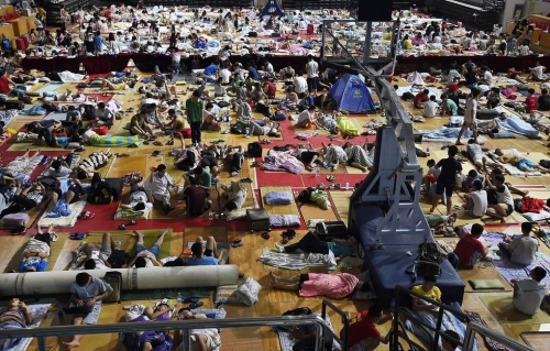 武漢持續(xù)高溫 華中師大學(xué)生體育館過夜 武漢持續(xù)高溫 華中師大學(xué)生體育館過夜