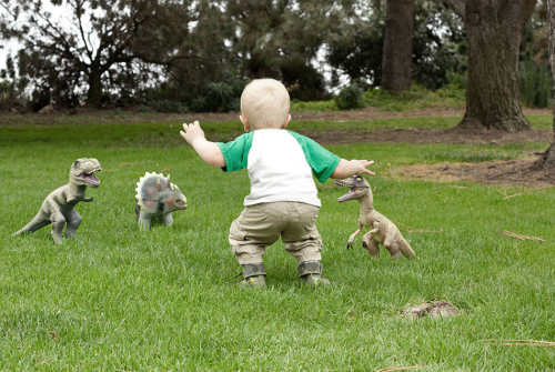 萌娃模仿“訓(xùn)練恐龍”一幕 萌娃模仿“訓(xùn)練恐龍”一幕