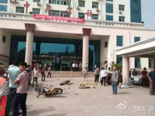 河南一越野車開進國稅局大廳 河南一越野車開進國稅局大廳