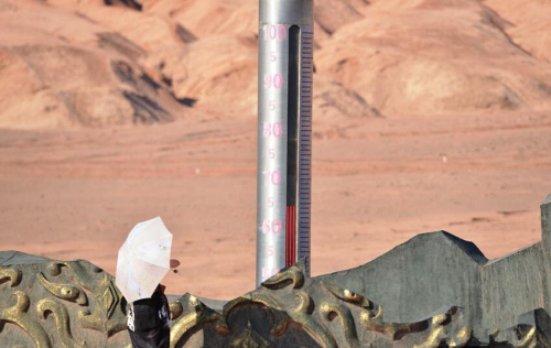 新疆高溫 沙子烤熟雞蛋交警鞋底 新疆高溫 沙子烤熟雞蛋交警鞋底