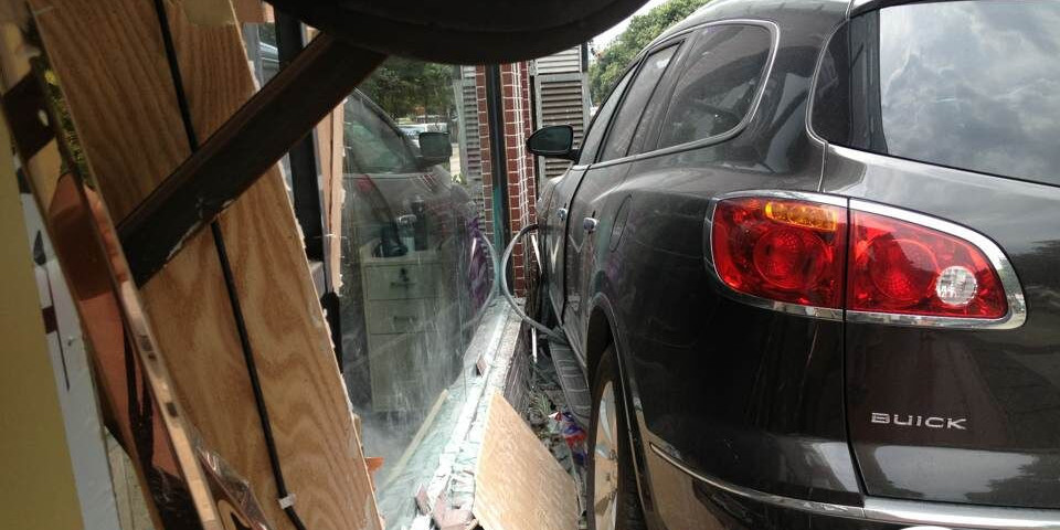 油門當剎車 越野車差點沖進理發(fā)店 油門當剎車 越野車差點沖進理發(fā)店