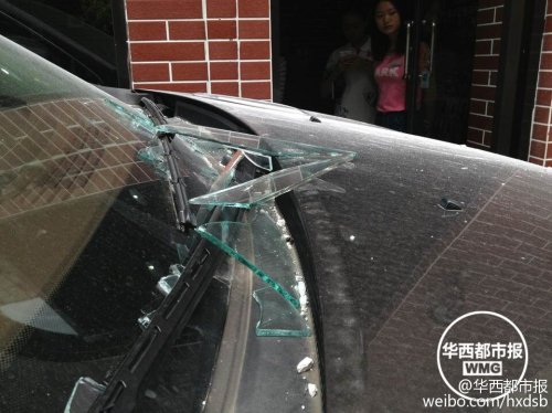 油門當剎車 越野車差點沖進理發(fā)店 油門當剎車 越野車差點沖進理發(fā)店