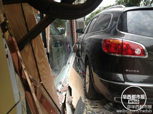 油門當剎車 越野車差點沖進理發(fā)店 油門當剎車 越野車差點沖進理發(fā)店