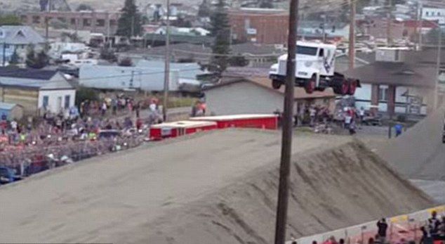 男子駕卡車(chē)飛越51米鴻溝刷新世界紀(jì)錄