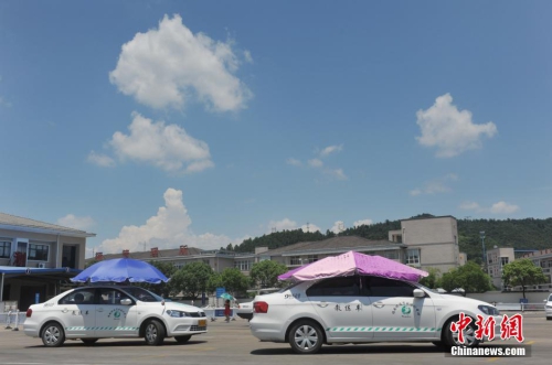 杭州一駕?，F(xiàn)遮陽(yáng)新招 教練車車頂撐傘