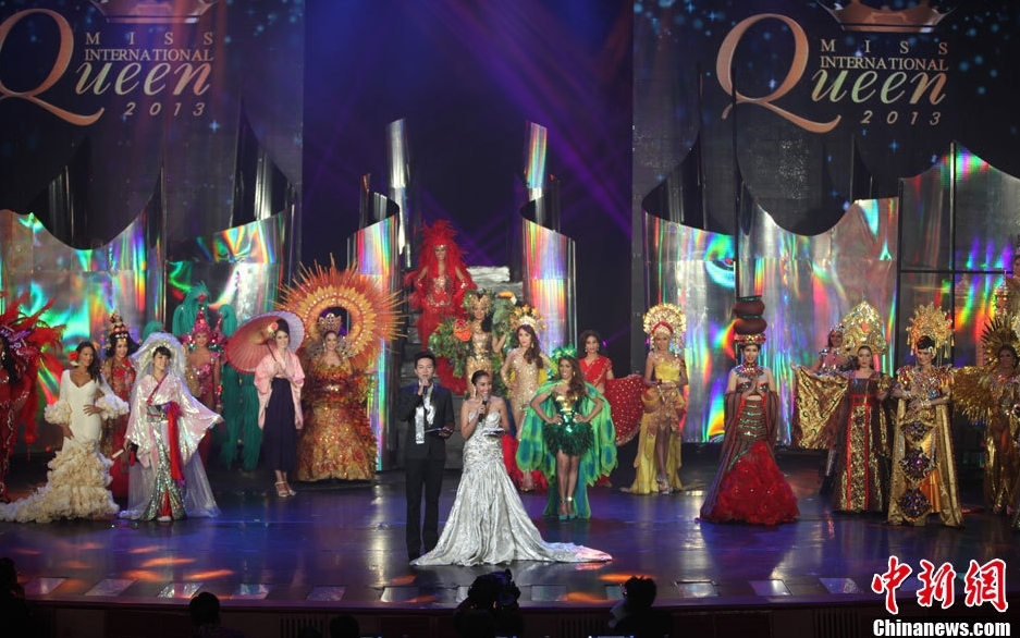 變性人選美落幕 三甲熱情擁吻 變性人選美落幕 三甲熱情擁吻