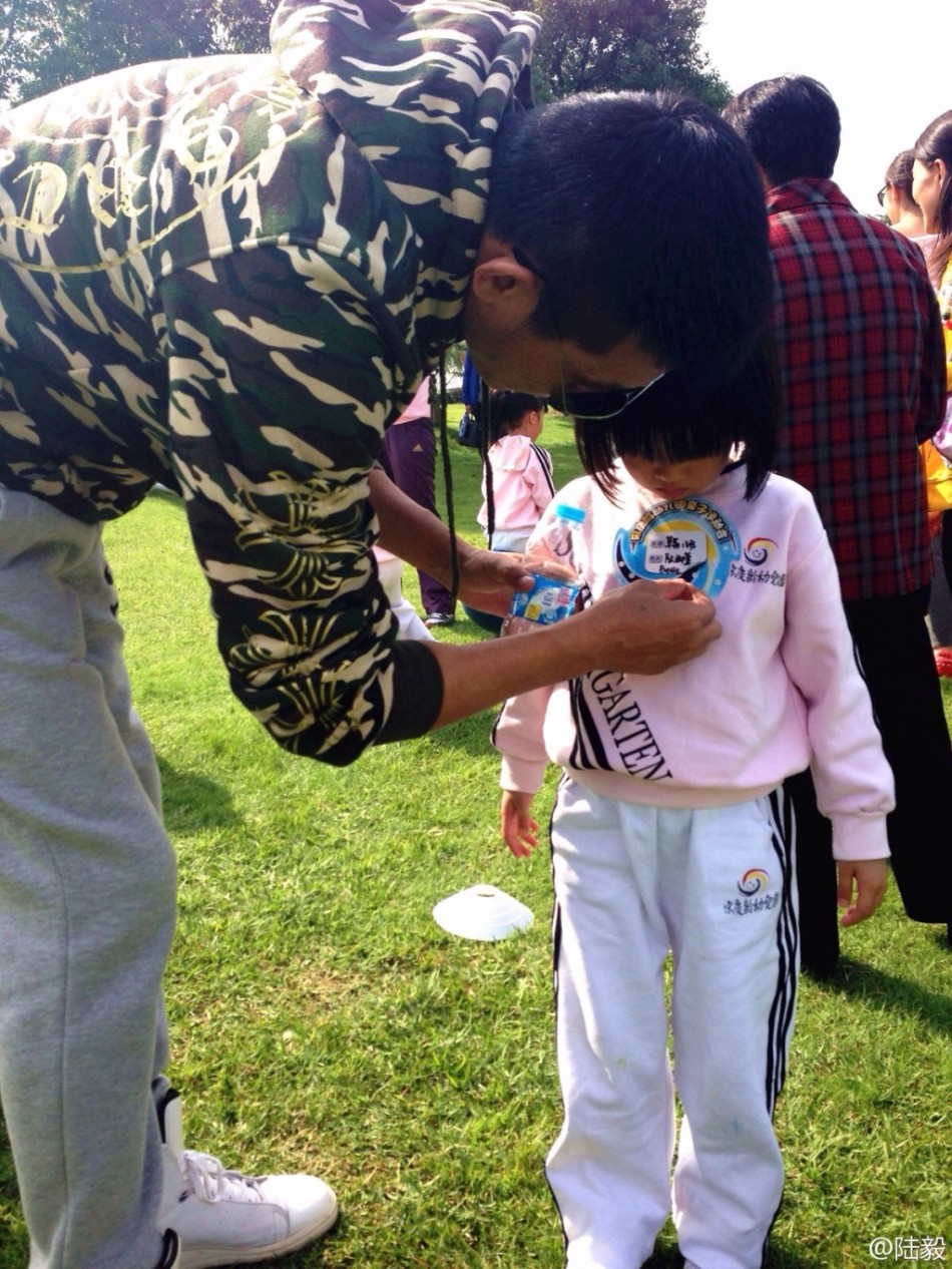 陸毅攜女參加親子運(yùn)動(dòng)會(huì)同做游戲 陸毅攜女參加親子運(yùn)動(dòng)會(huì)同做游戲