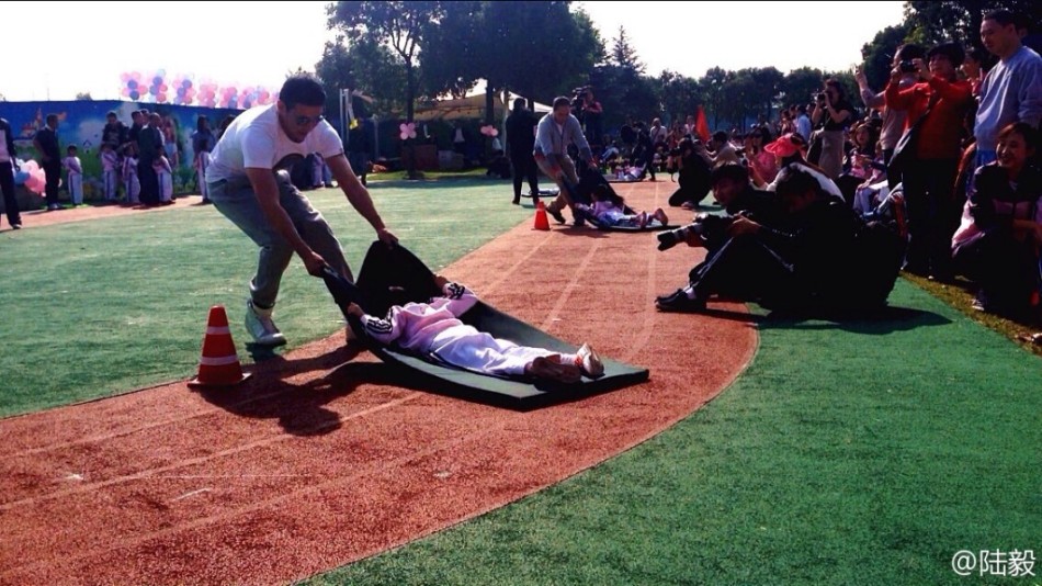陸毅攜女參加親子運(yùn)動(dòng)會(huì)同做游戲 陸毅攜女參加親子運(yùn)動(dòng)會(huì)同做游戲
