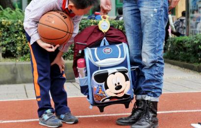 10月28日，記者對(duì)成都市某小學(xué)學(xué)生的書包進(jìn)行稱重，該學(xué)生書包的重量為7.8公斤