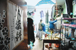 寢室門(mén)上的招貼表達(dá)了學(xué)生們的愿望，其實(shí)不逃課、少逃課才是不掛科的保證