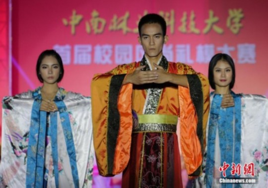 ?；ㄐ２萃_示范中華禮儀 展現(xiàn)漢服風(fēng)采