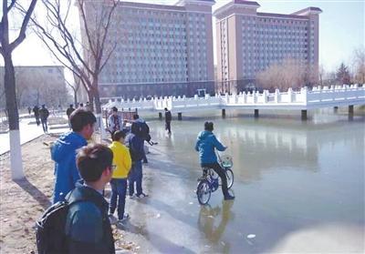 南方的孩子不理解北方的寒冷，這冰厚得，嚇尿了！ @顏遠(yuǎn)鋒