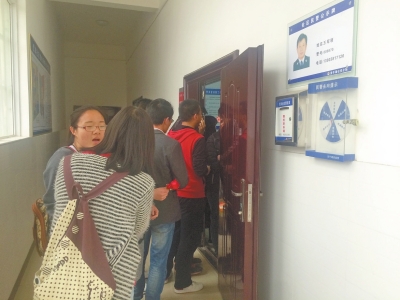 排隊等待辦理居住證的大學生 排隊等待辦理居住證的大學生