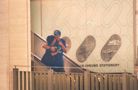 林憶蓮與小男友逛街吃飯，當(dāng)街摟抱親熱熱情如火。