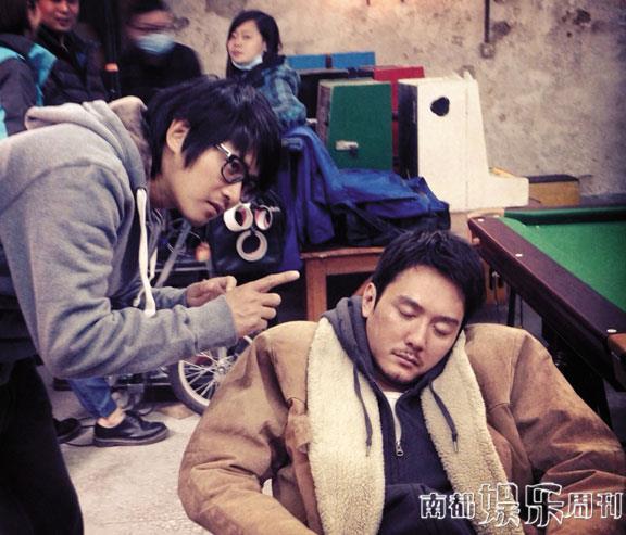 導(dǎo)演在認(rèn)真給演員說(shuō)戲，演員聽(tīng)得也很認(rèn)真。