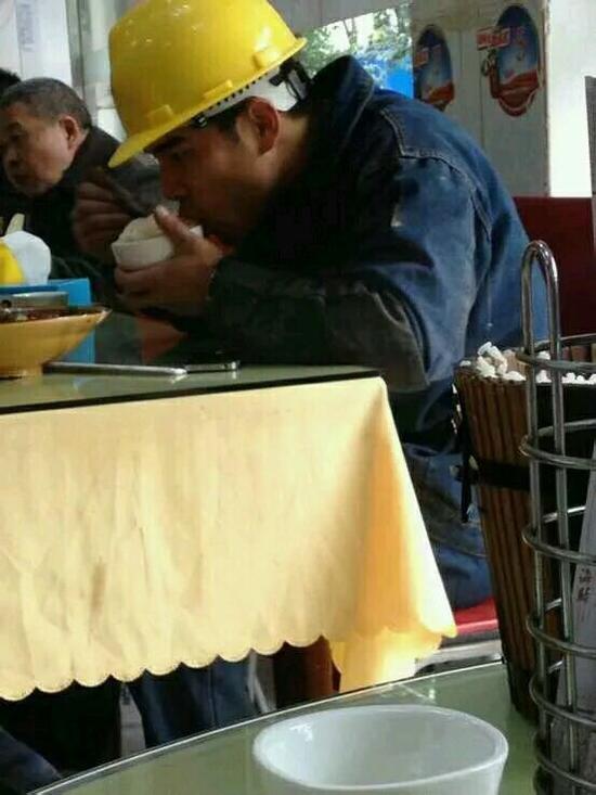 網(wǎng)友調(diào)侃：周周，慢點(diǎn)吃