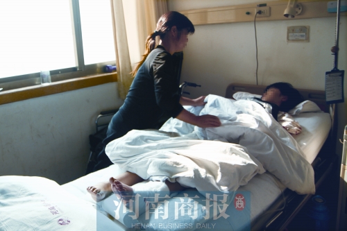 14歲的小美躺在病床上，左腿摔傷的部位還纏著繃帶