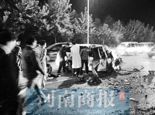 慘劇現(xiàn)場(chǎng)，眾人紛紛上前施救，有人拉住變形的車門，為傷者爭(zhēng)取救援時(shí)間