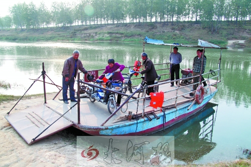 18年來，盛衛(wèi)川堅持每日如此，為河兩岸的人擺渡。