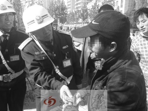 巡防隊(duì)員給蔣某錢讓其去買飯吃 巡防隊(duì)員給蔣某錢讓其去買飯吃