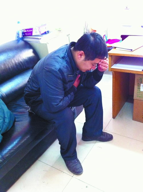 車長在停車場(chǎng)辦公室捂著胸口 車長在停車場(chǎng)辦公室捂著胸口