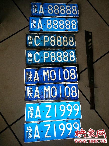 焦作警方下哦那個一輛奔馳車后備箱內查出四套車牌.jpg 焦作警方下哦那個一輛奔馳車后備箱內查出四套車牌.jpg