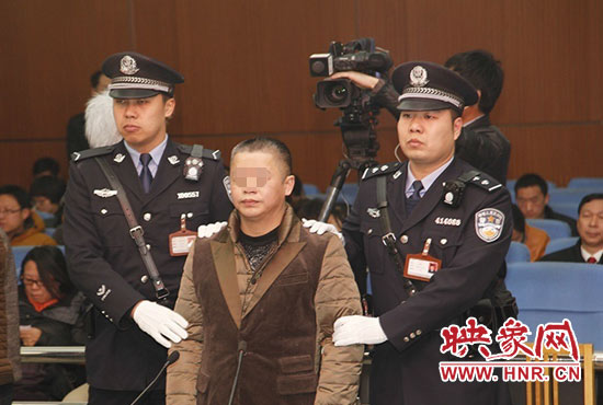 被告人被法警帶上法庭時(shí)，身上沒有戒具，也沒有剃光頭。（圖片來源于微博@豫法陽光）