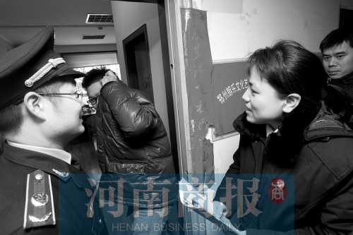 城管巡回法庭法官，到因違反城市管理的受罰當(dāng)事單位送傳票