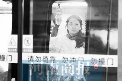 首個(gè)上班高峰，地鐵乘客以年輕的上班族為主