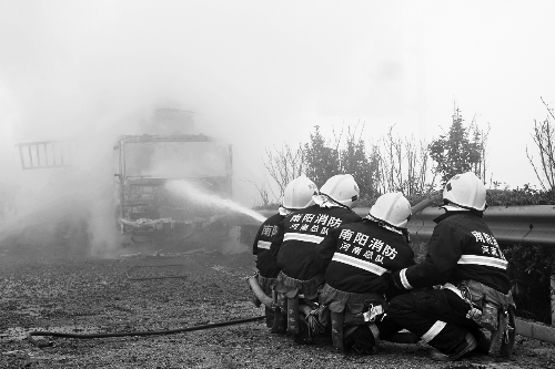 滿載鞭炮的貨車高速公路追尾起火 滿載鞭炮的貨車高速公路追尾起火
