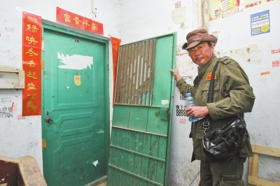 鄭州一家屬院遭強制“開發(fā)” 業(yè)主被“斷電拆門” 鄭州一家屬院遭強制“開發(fā)” 業(yè)主被“斷電拆門”