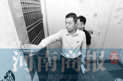 　來到馬某家，法官被拒之門外