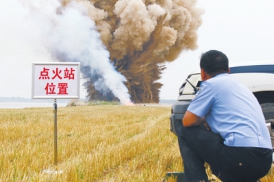 民警點火，引爆爆炸物品。