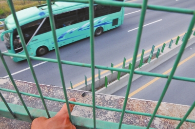 事發(fā)現(xiàn)場(chǎng)的橋梁護(hù)欄上,還留有疑似肇事瀝青塊的碎片。