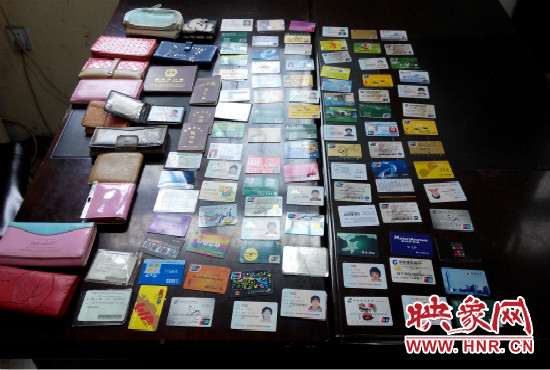 在日常執(zhí)勤當(dāng)中，巡防隊員經(jīng)常能撿到很多的身份證和銀行卡。